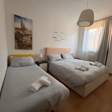 דירה The Little House In *