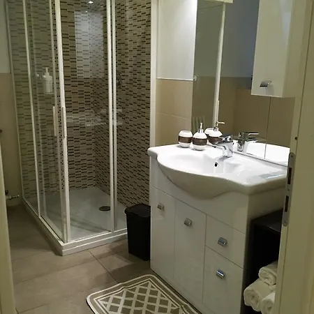 דירה The Little House In