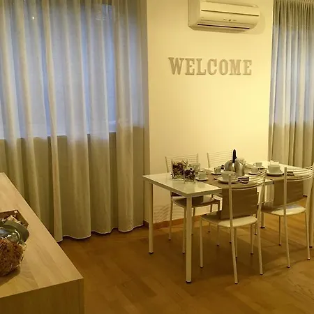 The Little House In דירה