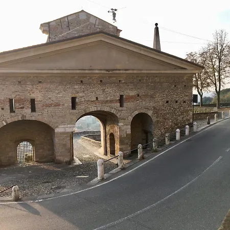 The Little House In דירה