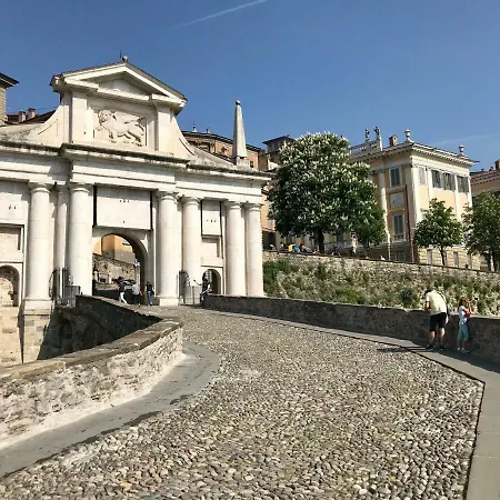 The Little House In דירה *